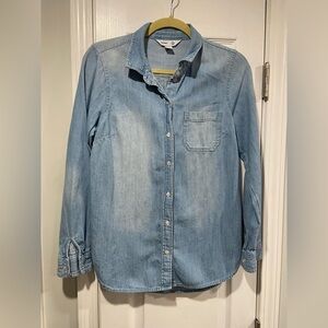 Old Navy Size M The Classic Shirt Light Wash Denim Jean Button Down Collared